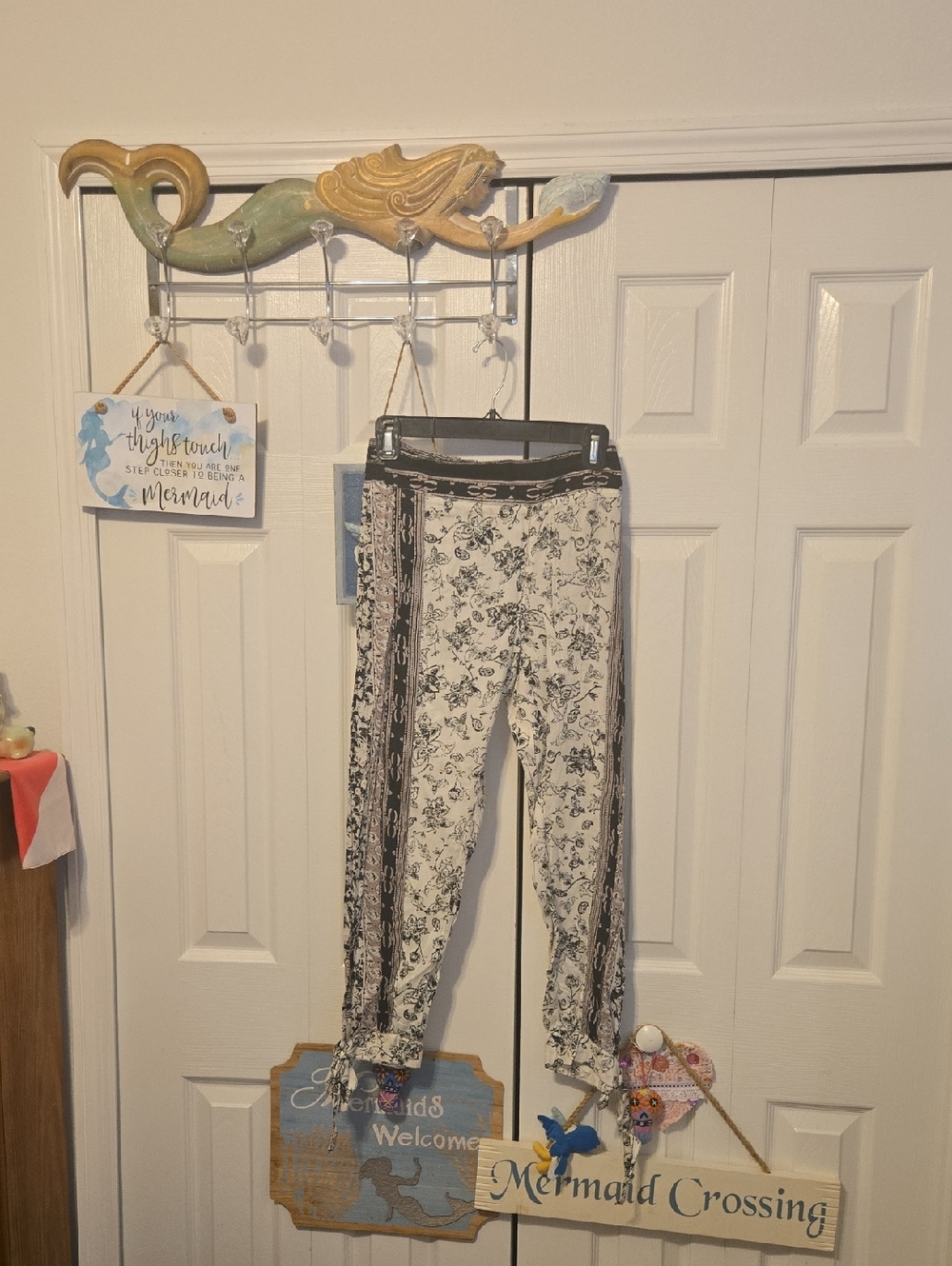 O'Neill Cream and Black Floral Cropped Pants